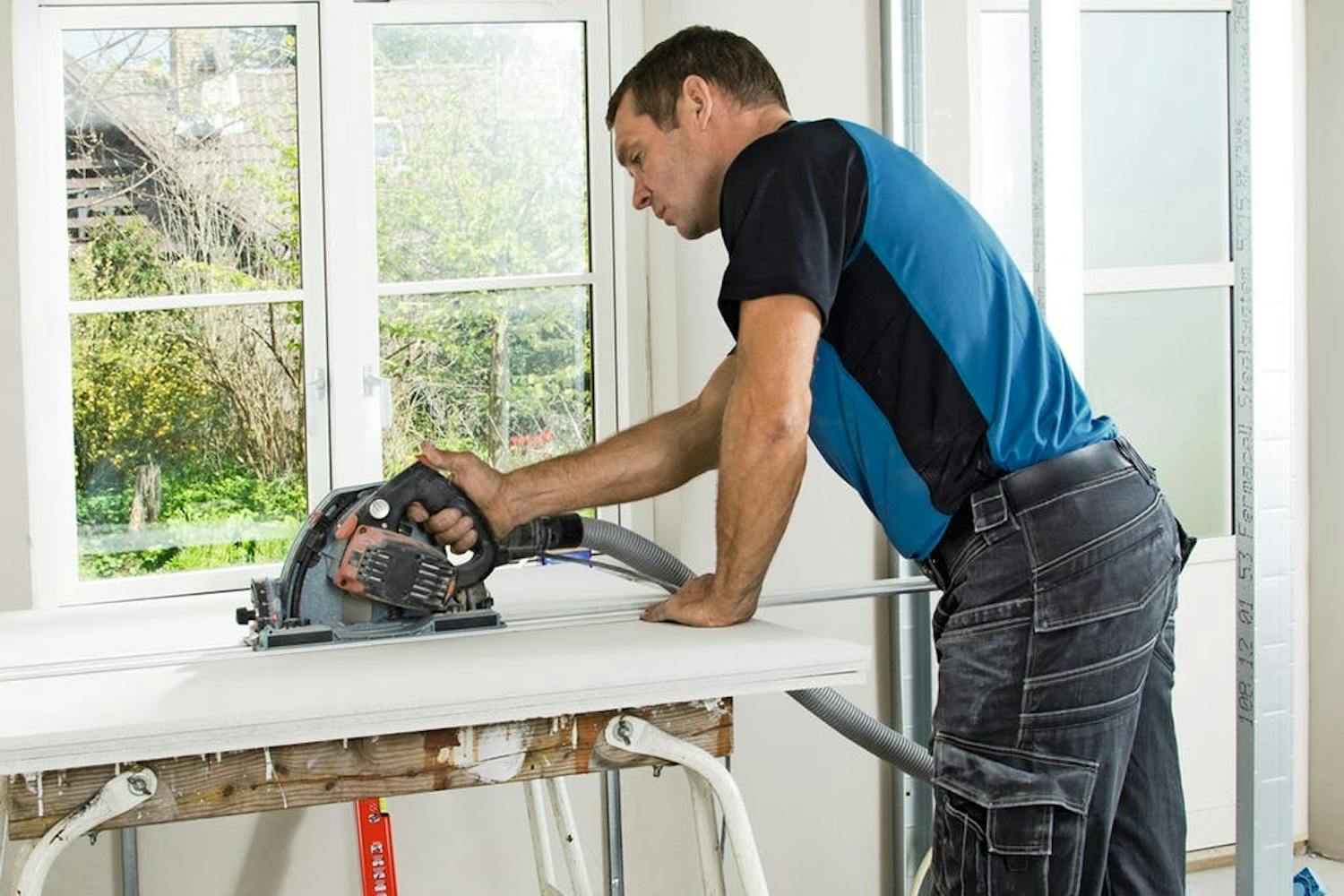 Så skär du skivorna: Först sågas skivan nästan helt igenom med en cirkelsåg. Så skär du skivorna: Först sågas skivan nästan helt igenom med en cirkelsåg.